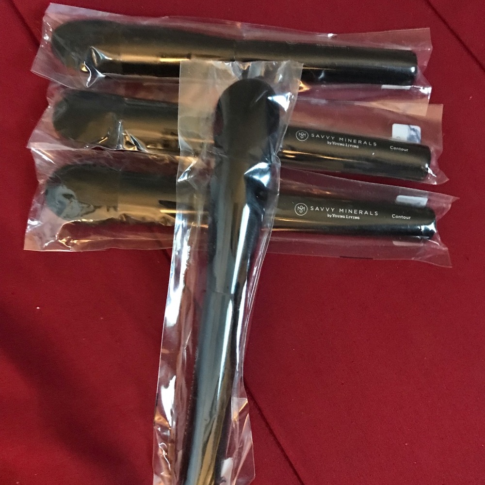 Contouring brush